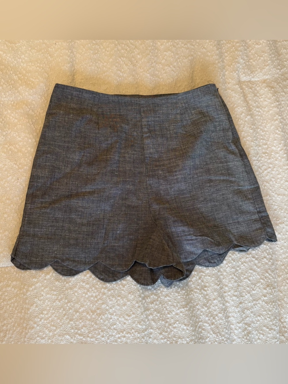 Monteau Los Angeles scalloped hem shorts
